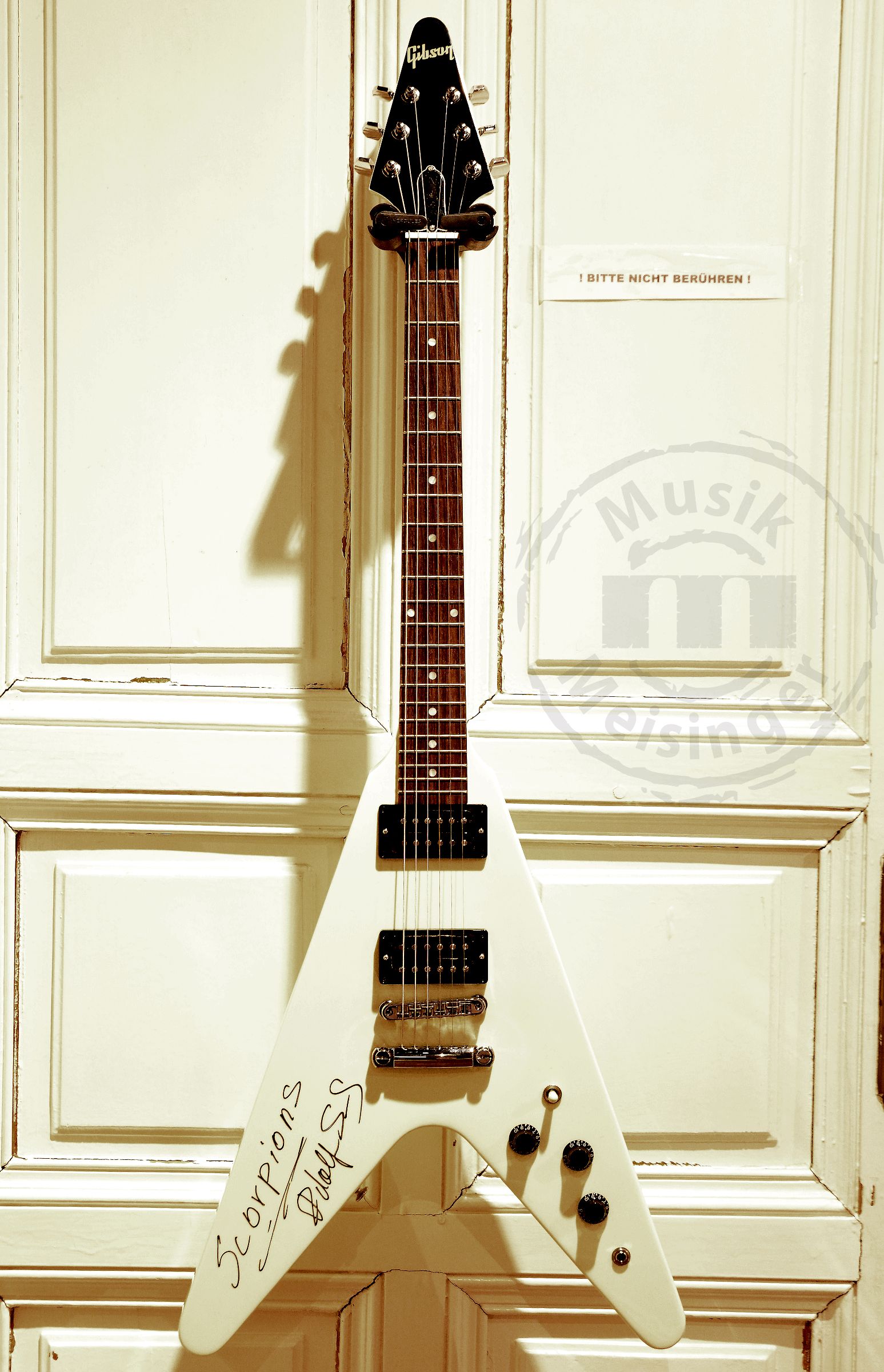 GIBSON 80s Flying V Classic White Exclusive - Handsigniert von Rudolf Schenker