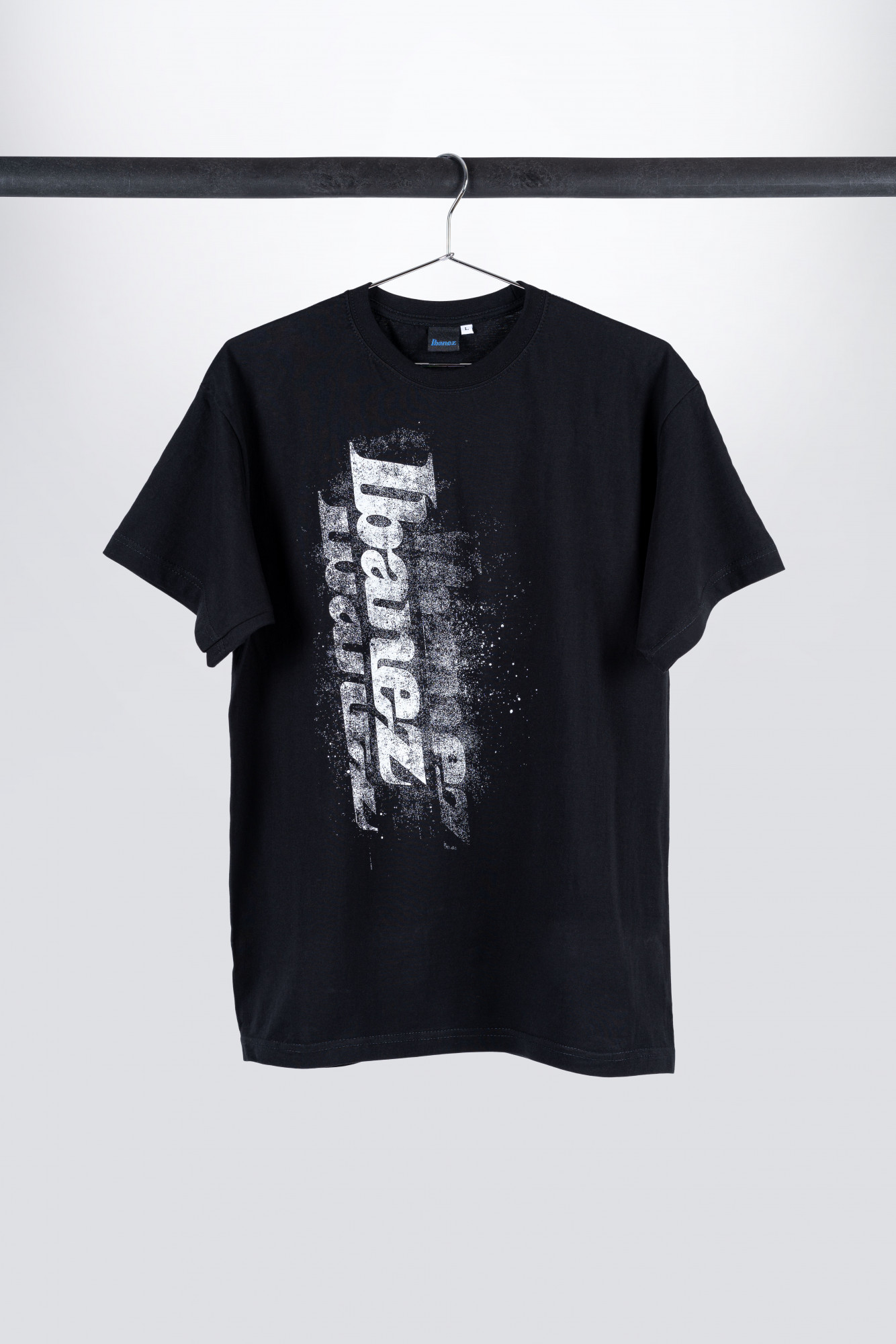 IBANEZ T-Shirt in schwarz mit weißem "Spray" Logo Frontpri
